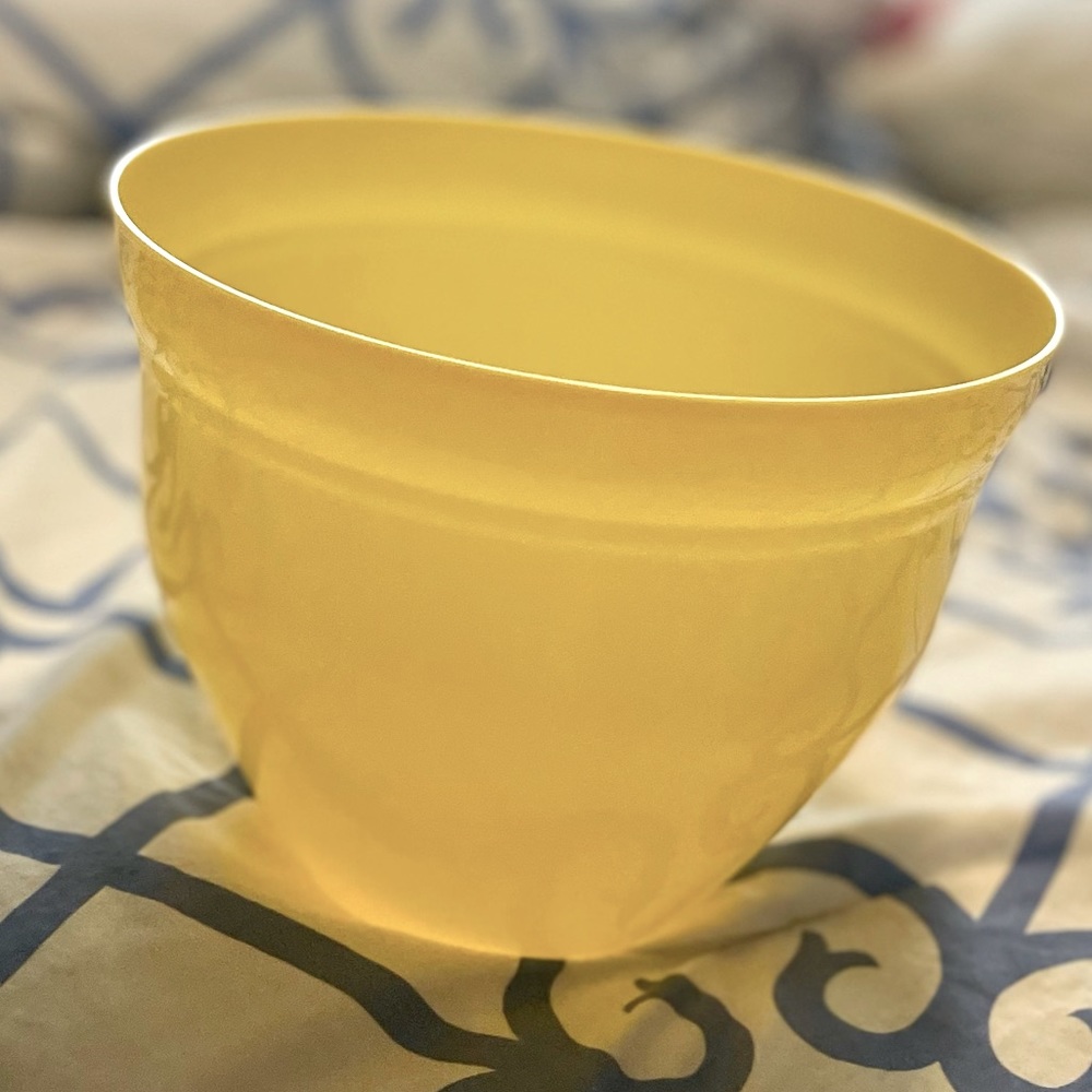 💛 NWT Yellow 10” Planter Flower Pot 💛 - Picture 6 of 8